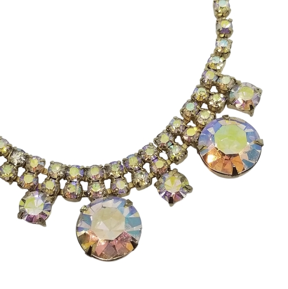 VINTAGE 1960s AURORA BOREALIS CRYSTAL & GOLDTONE CHOKER LENGTH NECKLACE - Picture 4 of 10
